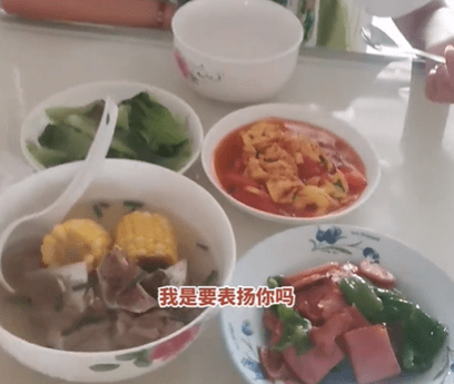 14岁女孩做一桌子饭菜<strong></p>
<p>一币网</strong>，妈妈一句话被全网骂惨