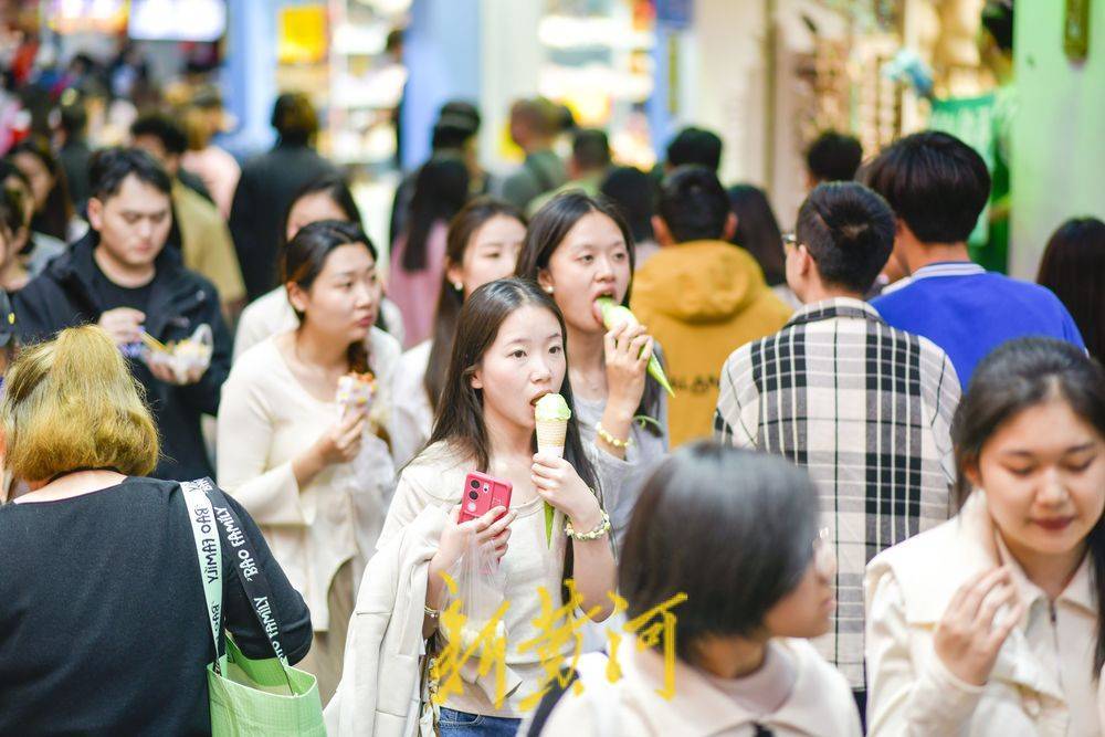 烟火气足人气旺<strong></p>
<p>芙蓉币网</strong>，清明假期济南网红名街芙蓉街人头攒动