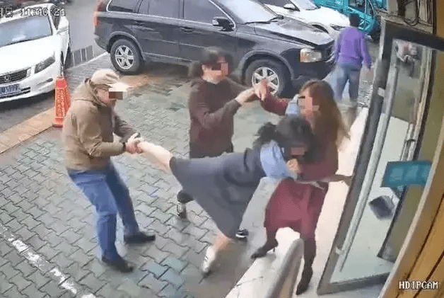 公职夫妻因挪车将女子打骨折<strong></p>
<p>炒币的app</strong>，想40万私了？通报来了