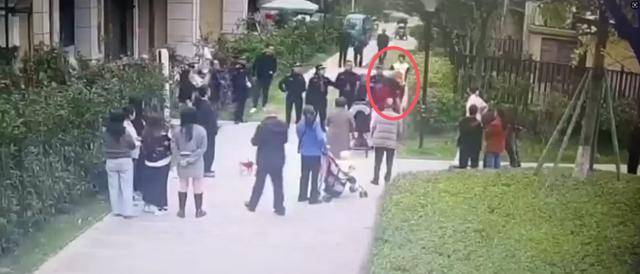官方通报：执法人员张某（男<strong></p>
<p>嗨币网</strong>，35岁）被停职