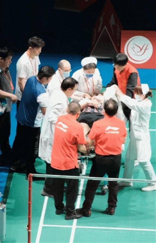 羽毛球世界第一石宇奇比赛中突发意外<strong></p>
<p>币圈大空翼</strong>，被担架抬走后留院观察