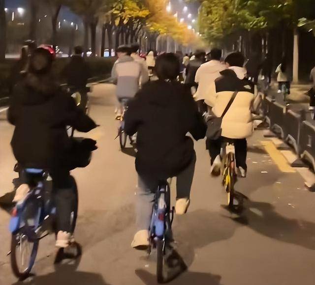 一觉醒来开封全是单车<strong></p>
<p>币风港</strong>，调度员：拉不完，根本拉不完！