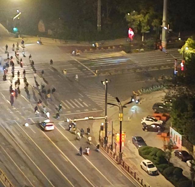 一觉醒来开封全是单车<strong></p>
<p>币风港</strong>，调度员：拉不完，根本拉不完！