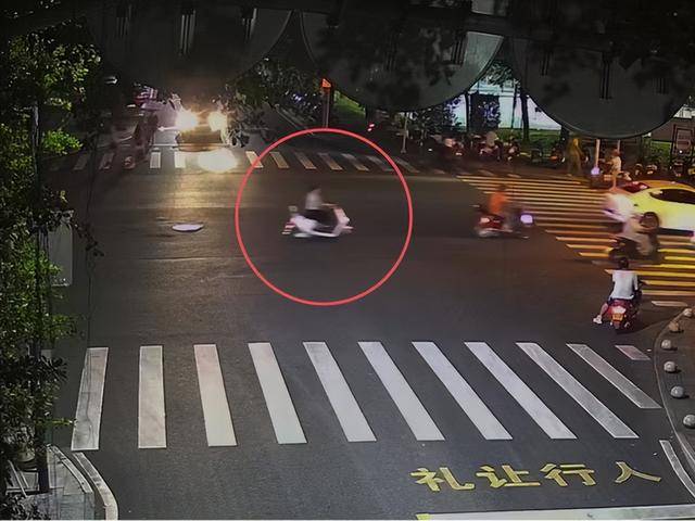 一女子肇事逃逸后仍去逛街<strong></p>
<p>币风港</strong>，被抓后竟称：是路人劝我走的