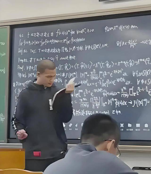 韦东奕上课照片走红<strong></p>
<p>币圈行话</strong>，新发型吸睛，网友：板书真漂亮，可惜看不懂