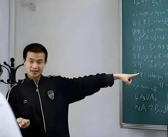 韦东奕上课照片走红<strong></p>
<p>币圈行话</strong>，新发型吸睛，网友：板书真漂亮，可惜看不懂