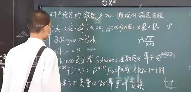 韦东奕上课照片走红<strong></p>
<p>币圈行话</strong>，新发型吸睛，网友：板书真漂亮，可惜看不懂