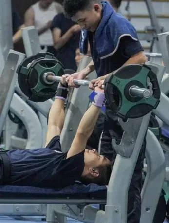 “八块腹肌和胸肌我都看习惯了”<strong></p>
<p>链币网</strong>！浙江这所高校的健身房太火爆
