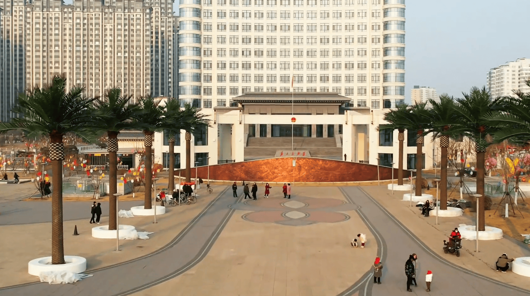 县政府门前广场花1305万建设仿真椰子树、雕塑等<strong></p>
<p>上币精品网</strong>，中央点名通报后，仿真椰子树连夜拆除