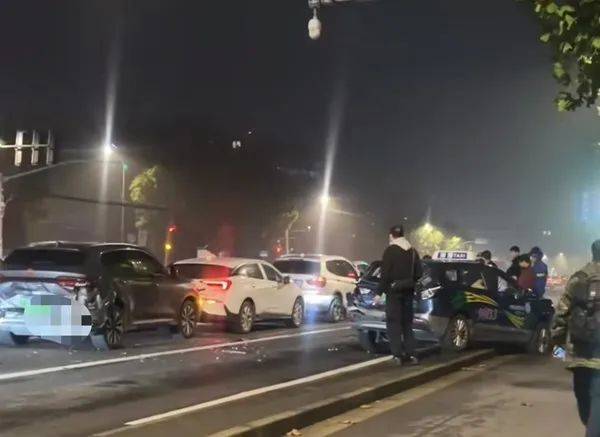 凌晨<strong></p>
<p>aaa币行情</strong>，上海一路口多车追尾！目击者：疑似大货车惹祸，撞击力度大