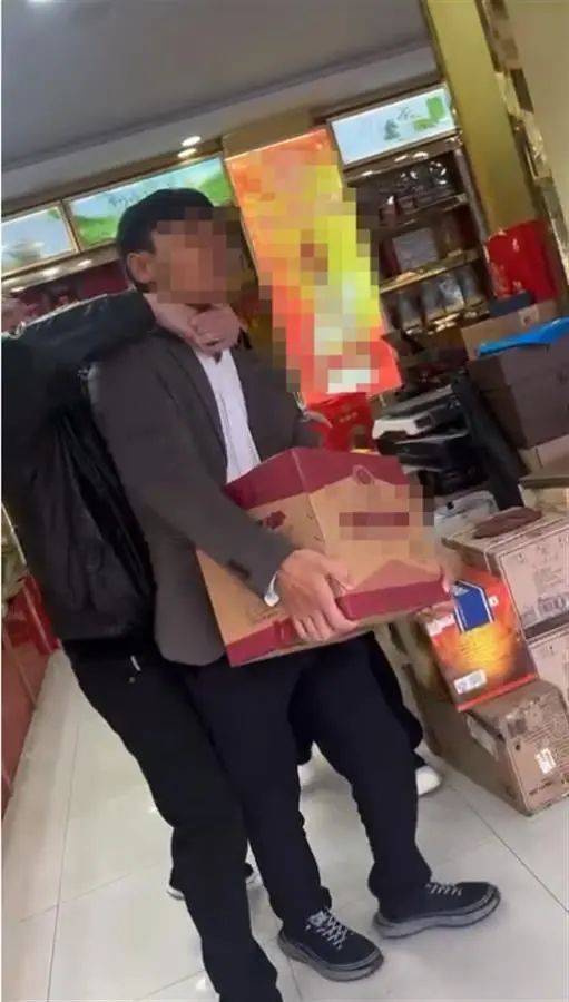 男子花7200元买酒<strong></p>
<p>币圈论坛社区</strong>，扫防伪码竟扫出不雅网站，还遭商家“锁喉”抢酒？