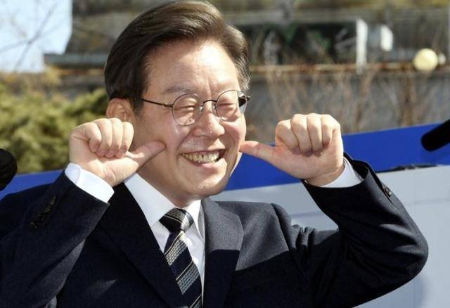 执政党捏着鼻子要“保尹”<strong></p>
<p>币圈整顿</strong>，尹锡悦的总统宝座，将由8个人决定
