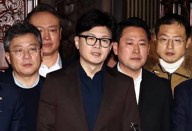 执政党捏着鼻子要“保尹”<strong></p>
<p>币圈整顿</strong>，尹锡悦的总统宝座，将由8个人决定