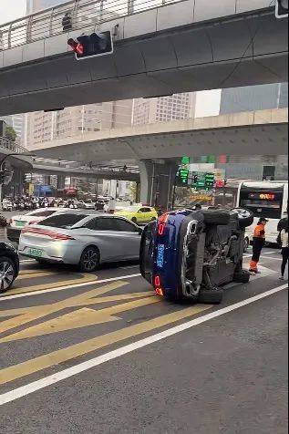 上海一奔驰车在路口侧翻<strong></p>
<p>蜜蜜币</strong>，驾驶员擦伤！目击者讲述现场情况
