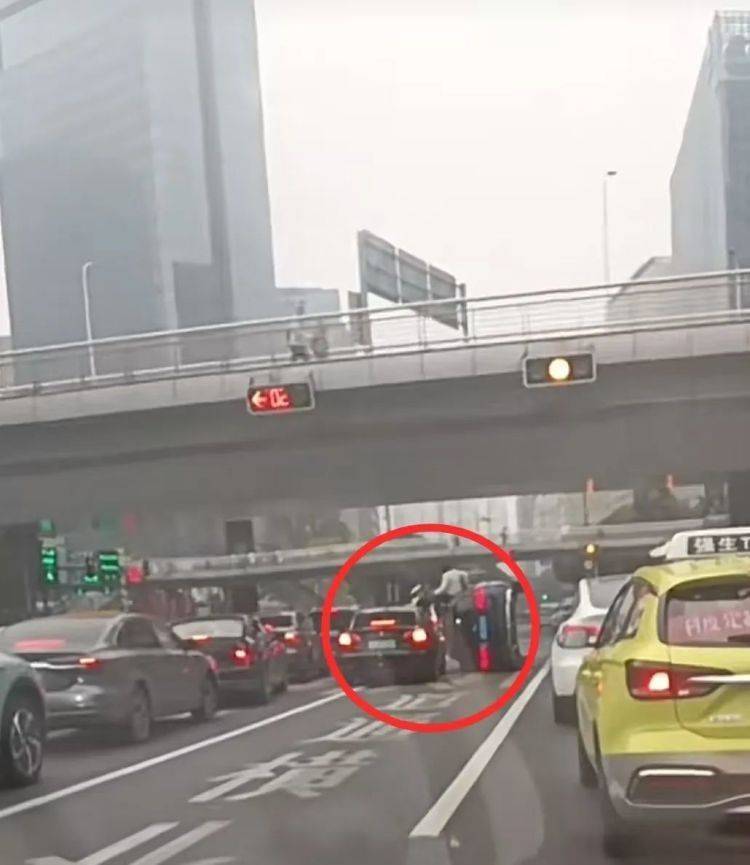 上海一奔驰车在路口侧翻<strong></p>
<p>蜜蜜币</strong>，驾驶员擦伤！目击者讲述现场情况