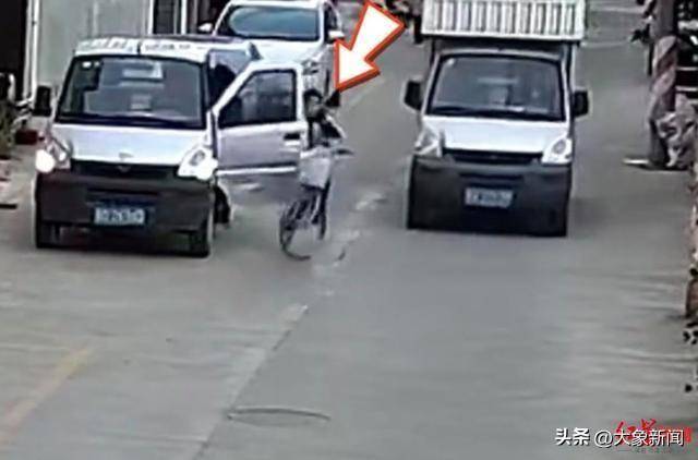 男孩骑单车遭遇“开门杀”<strong></p>
<p>炒币破产</strong>，摔倒后又被小货车碾压 广东汕头有关部门：及时送医，无生命危险