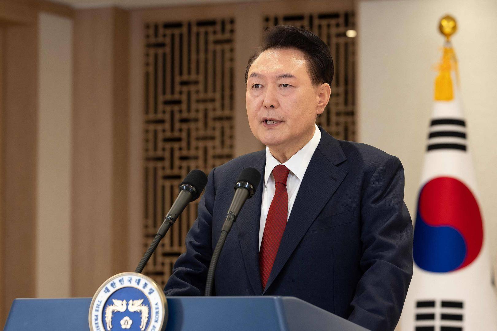 突然主张弹劾总统的韩国执政党党首：曾获尹锡悦多次提拔<strong></p>
<p>扣币</strong>，后因第一夫人惹怒“亲尹派”