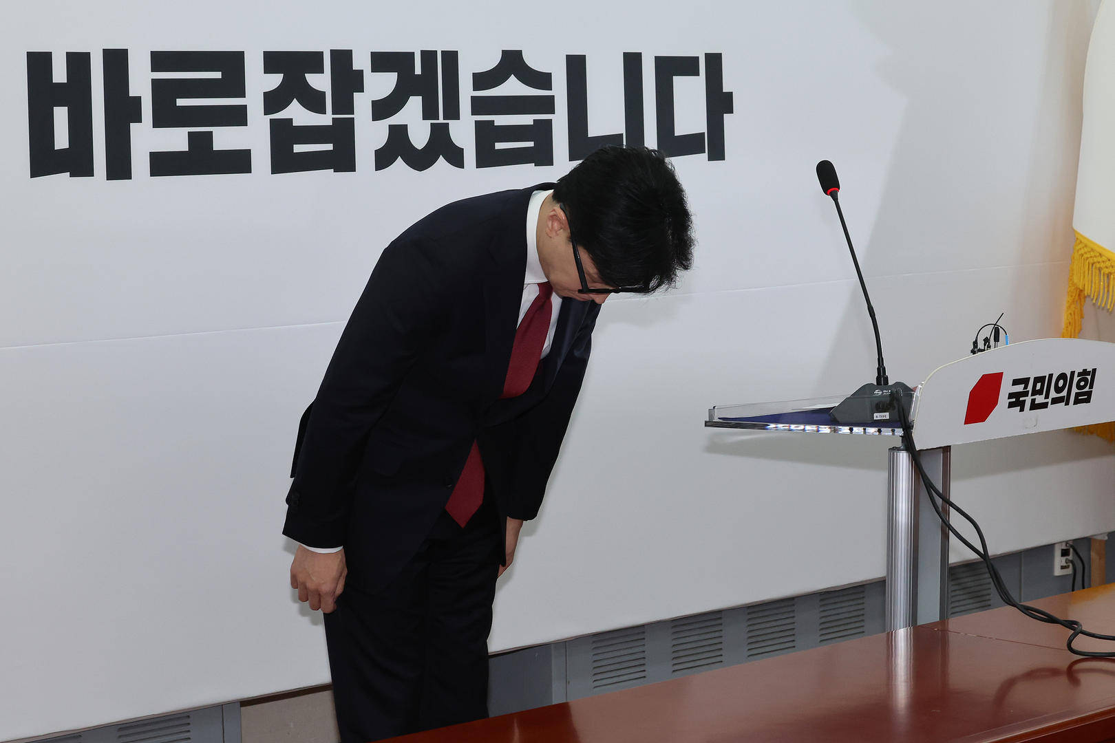 突然主张弹劾总统的韩国执政党党首：曾获尹锡悦多次提拔<strong></p>
<p>扣币</strong>，后因第一夫人惹怒“亲尹派”