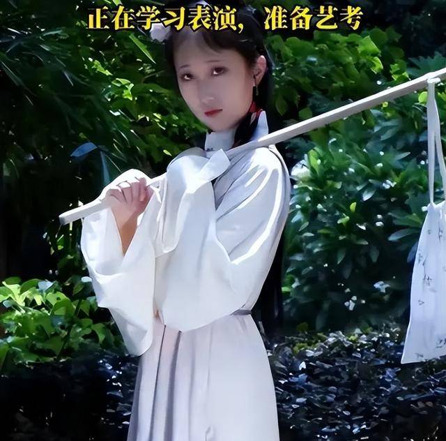 17岁少女神似林黛玉<strong></p>
<p>扣币</strong>，艺考惊艳评委，网友惊呼：陈晓旭重生！