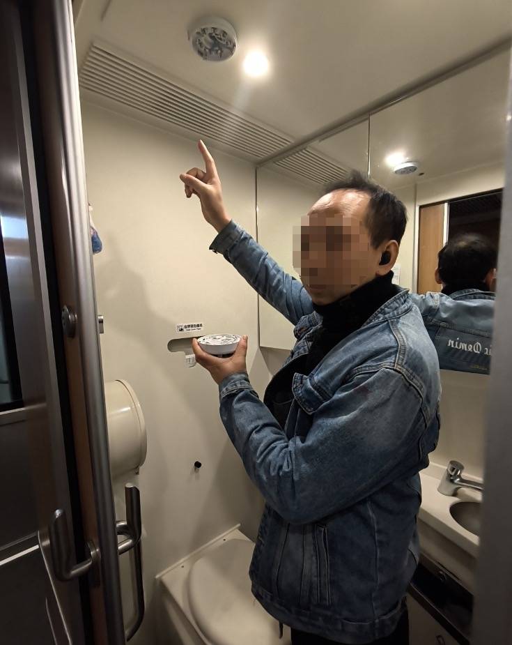 男子为了在动车抽烟防止被查<strong></p>
<p>祥云币</strong>，竟把烟雾报警器给拆了！铁警：拘留