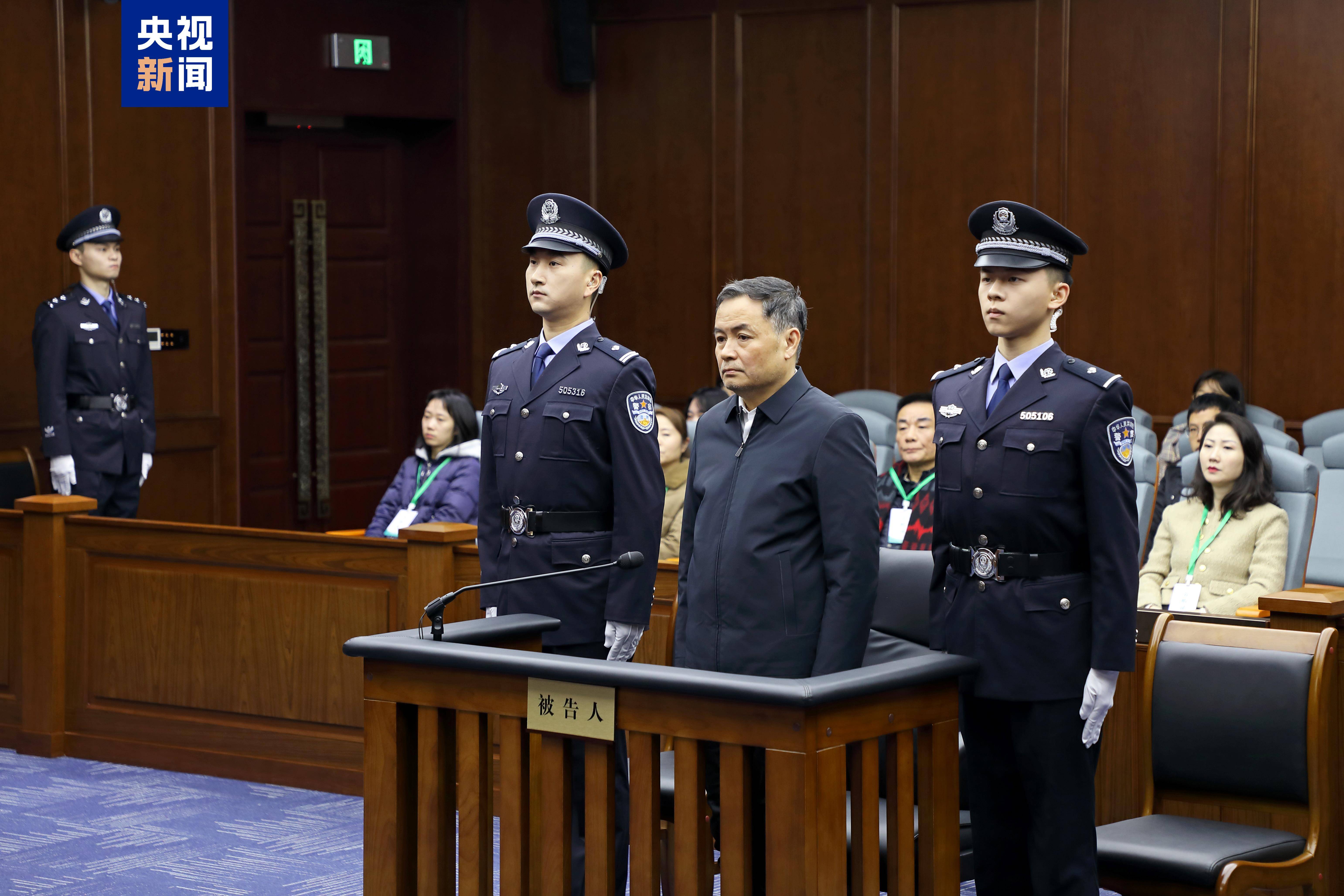 副处级贪到副部级<strong></p>
<p>鲸鱼币</strong>，从财政部“空降”半年就落马，他获刑14年