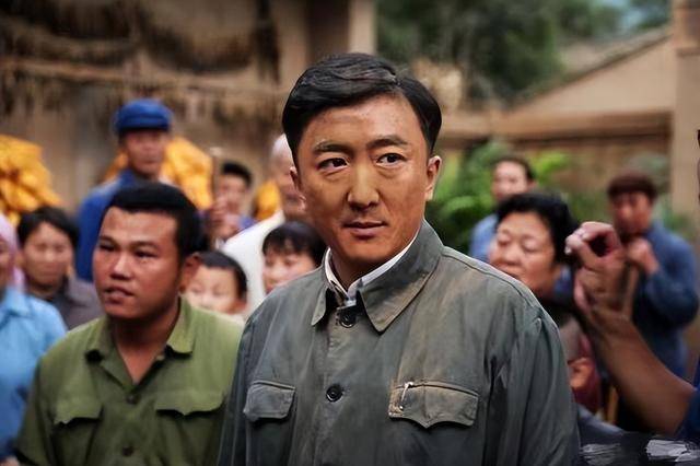 他是知名演员<strong></p>
<p>鲸鱼币</strong>，40岁二胎得女，41岁突然离世将悲痛留给妻子与儿女