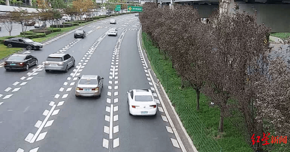 成都三环主路惊现小轿车跨过隔离带掉头<strong></p>
<p>wfee币</strong>，原来是司机酒驾走错路……