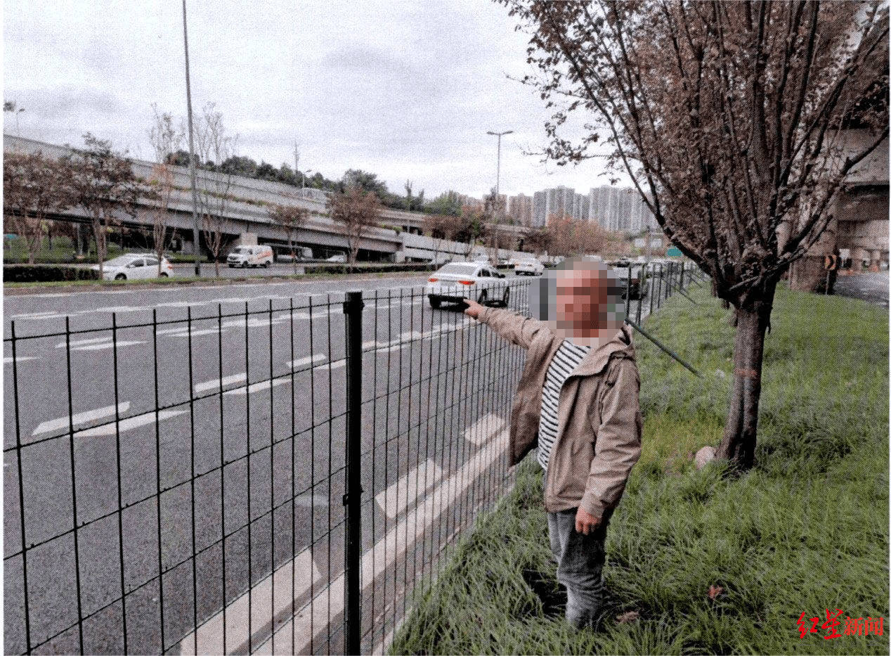 成都三环主路惊现小轿车跨过隔离带掉头<strong></p>
<p>wfee币</strong>，原来是司机酒驾走错路……