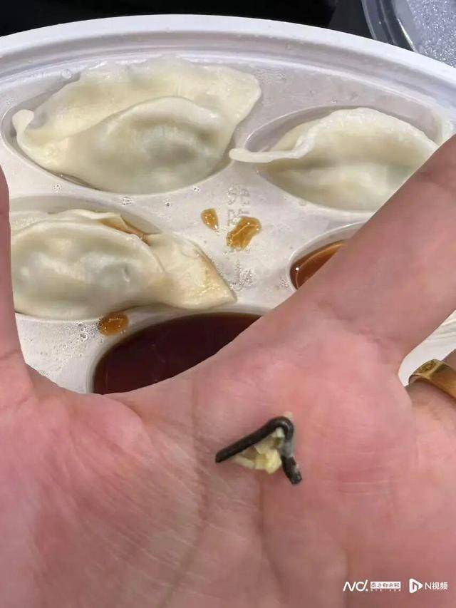 “水饺吃出铁丝”！为删差评<strong></p>
<p>wfee币</strong>，商家竟盗用消费者微信头像捏造聊天记录