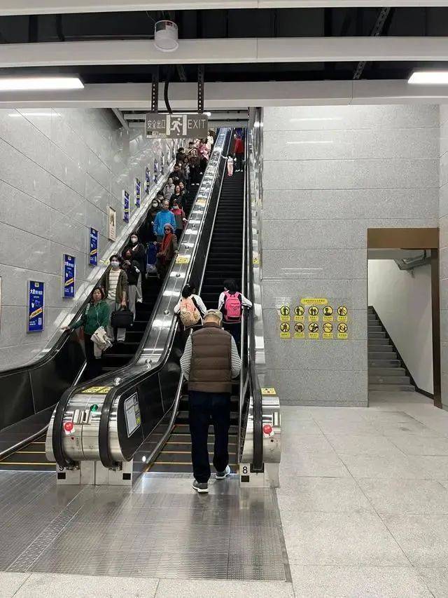 广州出现“超迷你”地铁口<strong></p>
<p>新农币</strong>，仅容两人并排走