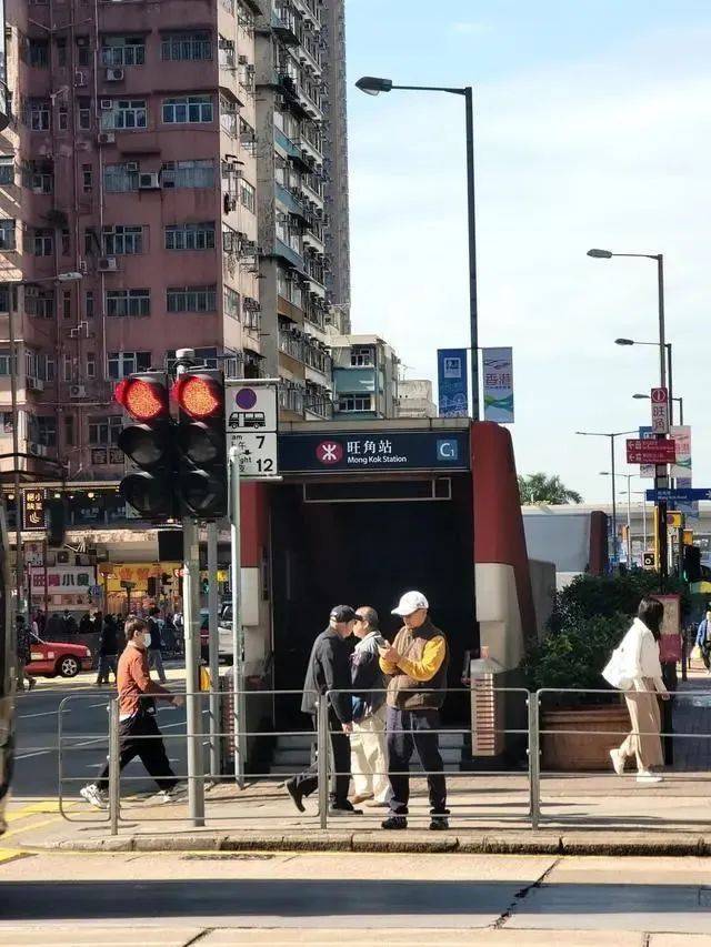 广州出现“超迷你”地铁口<strong></p>
<p>新农币</strong>，仅容两人并排走