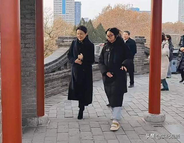 周涛来邯郸<strong></p>
<p>炒币的网站</strong>，出圈的竟然是旁边的鸡窝头讲解员，周涛：孩子刚睡醒