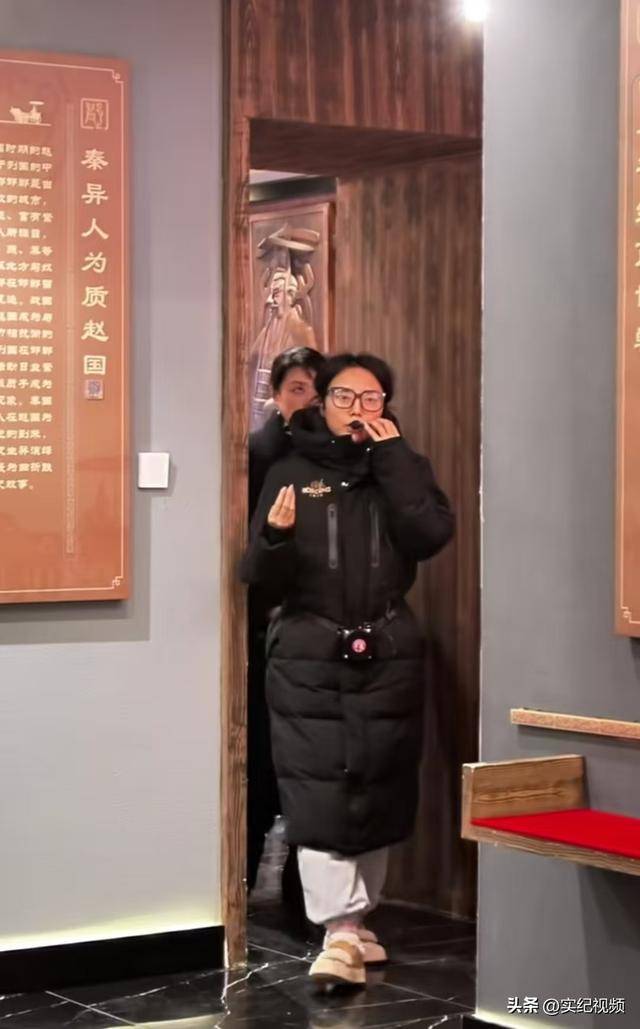 周涛来邯郸<strong></p>
<p>炒币的网站</strong>，出圈的竟然是旁边的鸡窝头讲解员，周涛：孩子刚睡醒