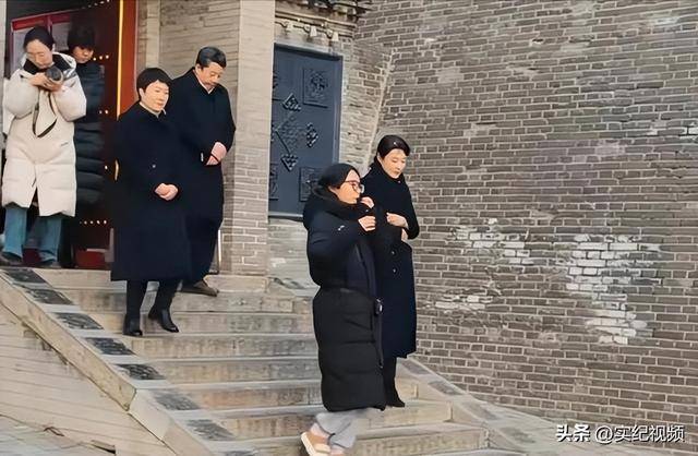 周涛来邯郸<strong></p>
<p>炒币的网站</strong>，出圈的竟然是旁边的鸡窝头讲解员，周涛：孩子刚睡醒
