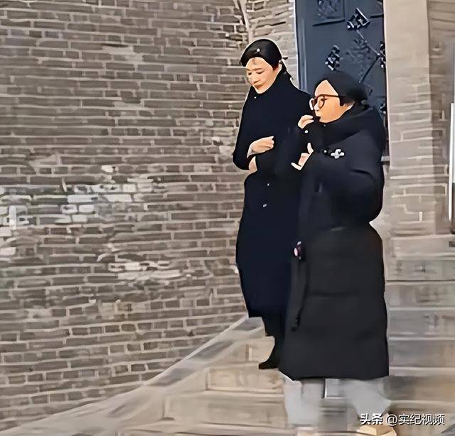 周涛来邯郸<strong></p>
<p>炒币的网站</strong>，出圈的竟然是旁边的鸡窝头讲解员，周涛：孩子刚睡醒