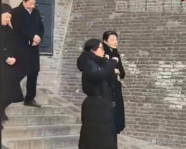 周涛来邯郸<strong></p>
<p>炒币的网站</strong>，出圈的竟然是旁边的鸡窝头讲解员，周涛：孩子刚睡醒