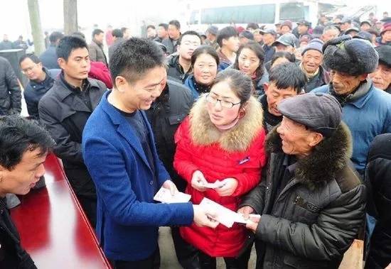 多位老师回应“刘强东发10万现金”<strong></p>
<p>币金网</strong>，师生旧合照曝光