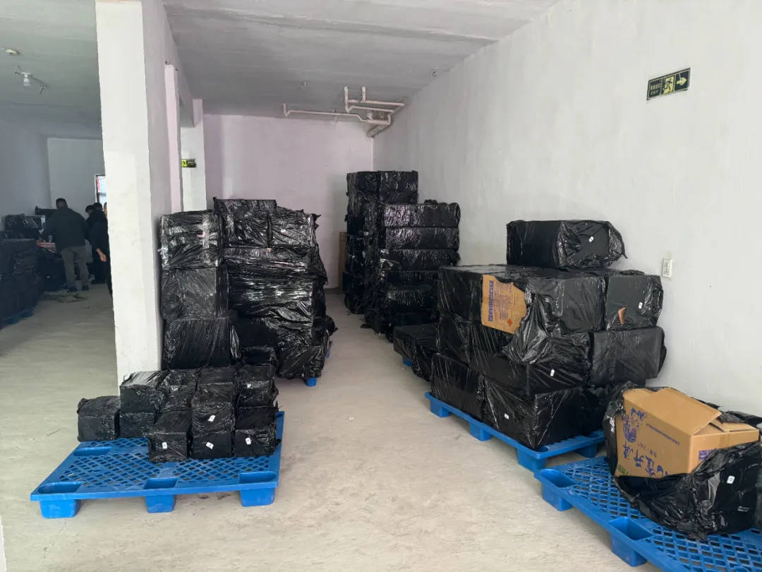 杭州郑某家中突然被抓！465箱<strong></p>
<p>币金网</strong>，密密麻麻……