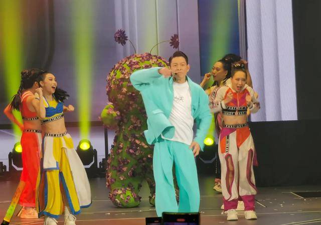 刘德华演唱会实录：表演滑跪失败<strong></p>
<p>币圈新秀</strong>，甄子丹舒淇任达华台下蹦迪