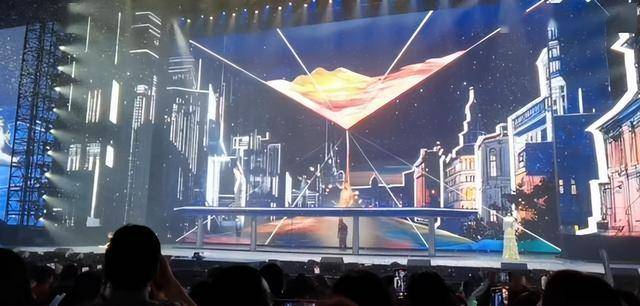刘德华演唱会实录：表演滑跪失败<strong></p>
<p>币圈新秀</strong>，甄子丹舒淇任达华台下蹦迪