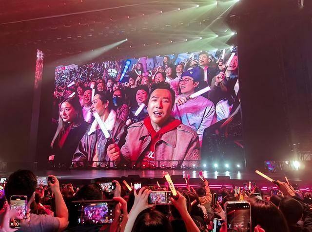 刘德华演唱会实录：表演滑跪失败<strong></p>
<p>币圈新秀</strong>，甄子丹舒淇任达华台下蹦迪