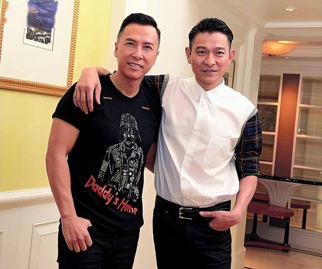 刘德华演唱会实录：表演滑跪失败<strong></p>
<p>币圈新秀</strong>，甄子丹舒淇任达华台下蹦迪