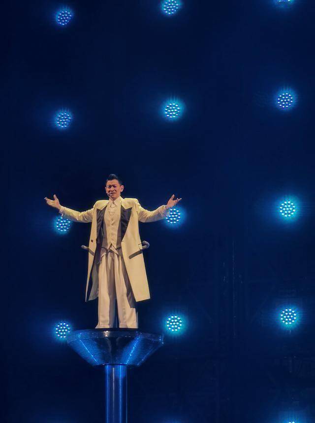 刘德华演唱会实录：表演滑跪失败<strong></p>
<p>币圈新秀</strong>，甄子丹舒淇任达华台下蹦迪