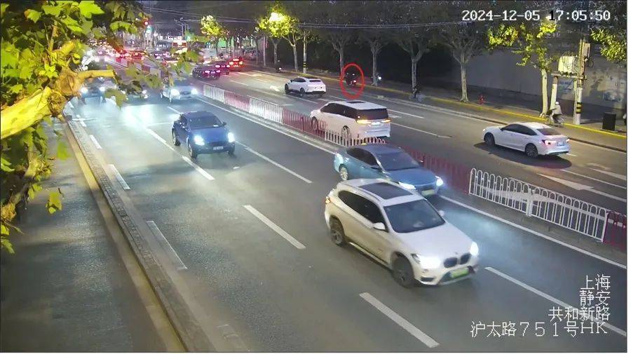 沪太路惊现“刀片”<strong></p>
<p>炒币交流群</strong>，不少上海市民中招！幕后黑手竟然是他…