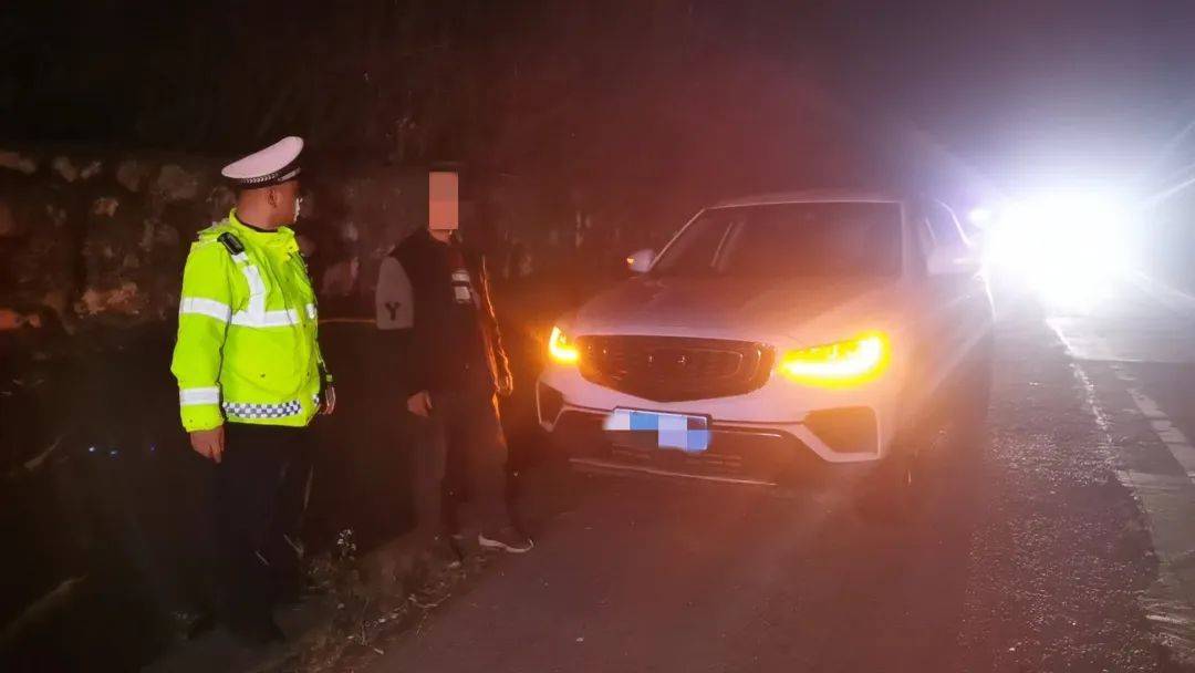 一家三口在广西高速上逆行12公里<strong></p>
<p>炒币交流群</strong>，近百辆车“懵”了