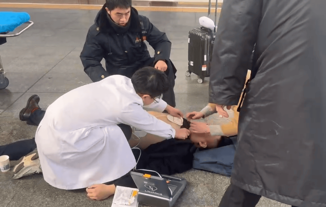 男子在长沙南站心脏骤停晕倒<strong></p>
<p>炒币总结</strong>，醒来后第一句话：要赶去上班！