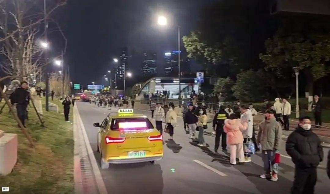 南京地铁突发故障致大量乘客滞留<strong></p>
<p>炒币线视频讲解</strong>，官方：正抢修，已安排接驳车