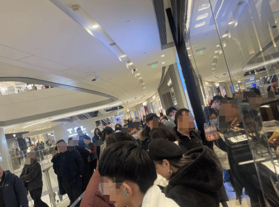 金价突破860元/克<strong></p>
<p>炒币线视频讲解</strong>，有人跨城买：排了好长的队，下手晚了就抢光