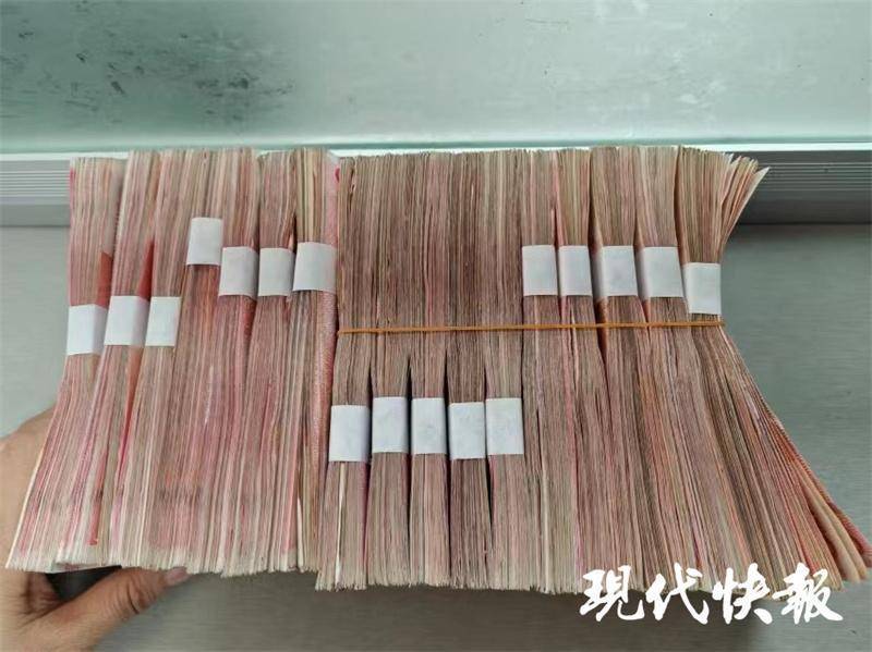 女子把17万元现金藏床底多年<strong></p>
<p>币圈新闻</strong>，发霉粘在了一起