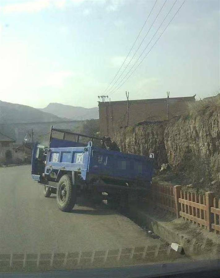 警车把农用车“别进”沟里<strong></p>
<p>炒币群</strong>，三个问题需要澄清